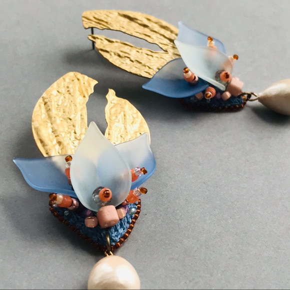 Earrings with floral pendant - Picture 11 of 17